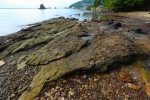 Batu-batu alam di Pantai Banua Patra. Foto: Benyamin Lakitan