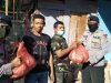 DOOR TO DOOR: Brimob Bagikan Buka Puasa Door To Door