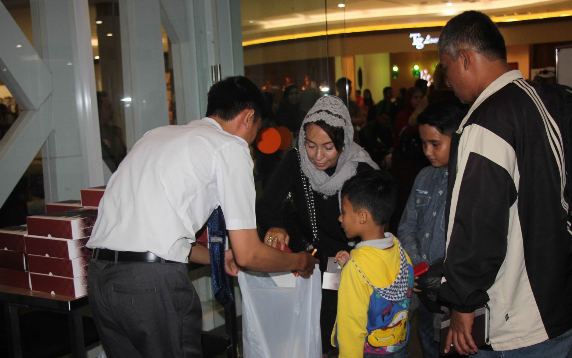 FOTO: Petugas membagikan Ta'jil sebagai tanda re-opening Penerbangan Balikpapan - Banjarmasin.