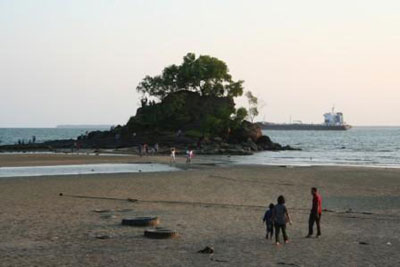 Air surut, pengunjung bisa berwisata ke Pulau Babi. (Source: Google)