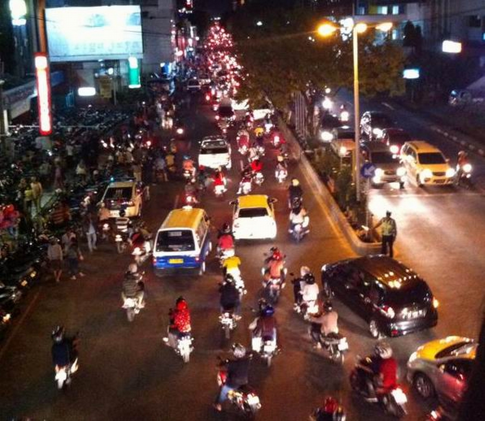 PADAT: Arus lalu lintas di depan Plaza Balikpapan, Kamis (16/7/2015) malam. Foto: @meikhGnn/Tweeps