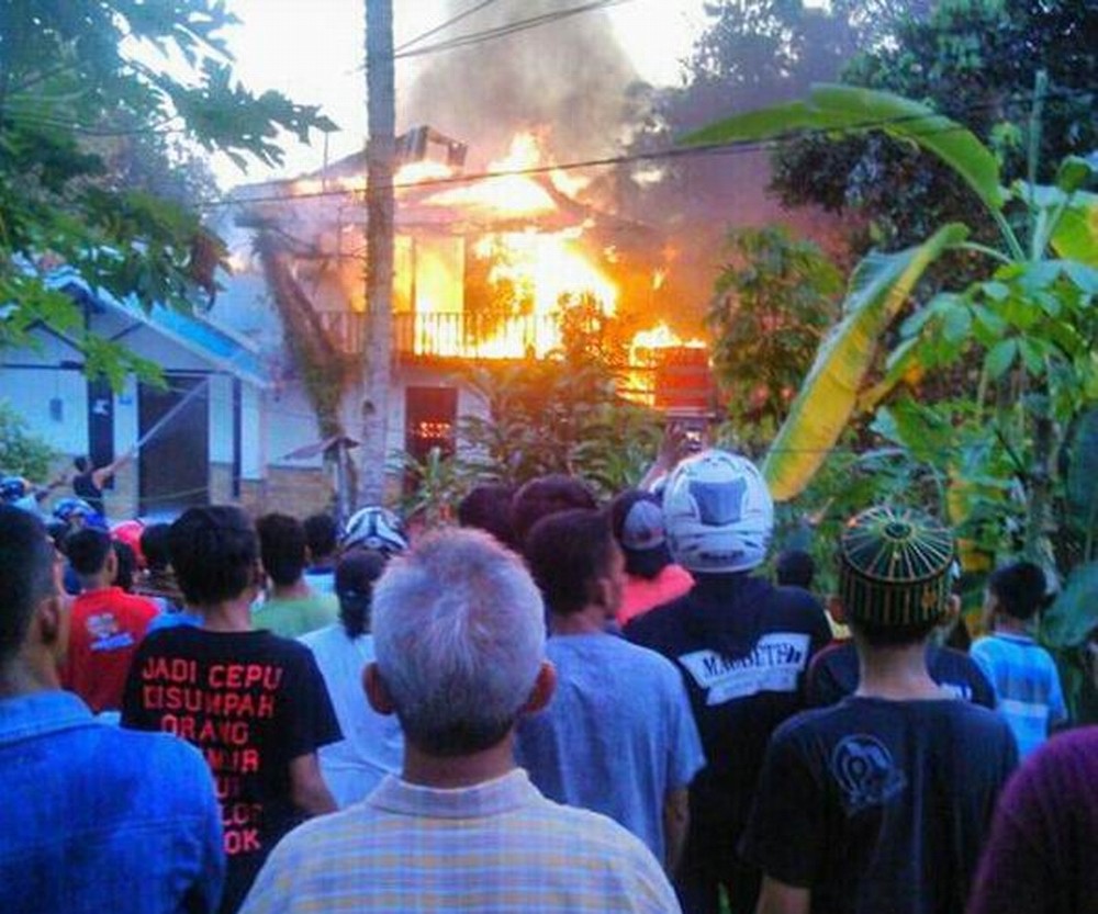 TERBAKAR: Api membakar sejumlah rumah di Kelurahan Graha Indah, sore tadi. Foto: @MAriAnsyah14