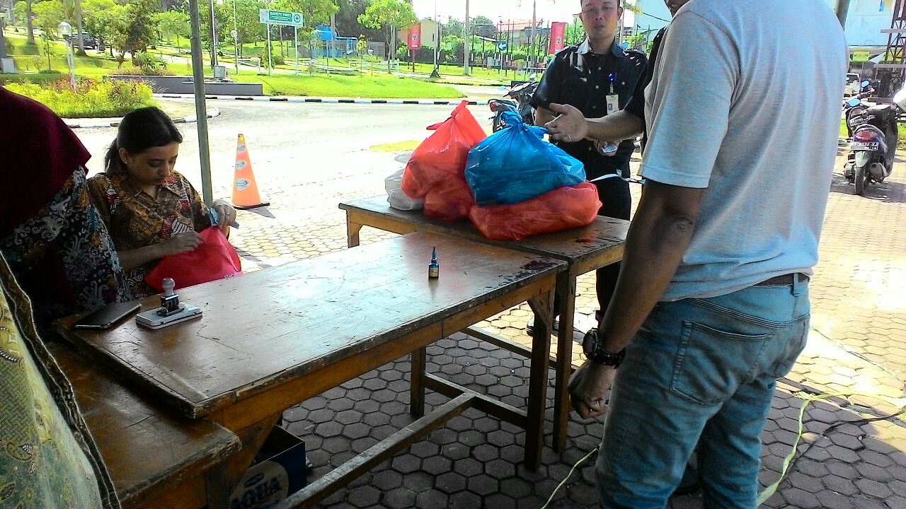 Murah: Stand Bazar Sembako Murah Di Halaman Kantor Telkom Divre 6. (FOTO: Sepmita Bepis)