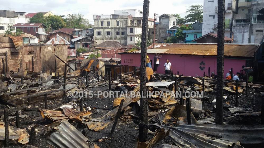 TERBAKAR: Sebagian warga masih tampak mengais di puing-puing sisa kebakaran, Sabtu (1/8/2015) pagi
