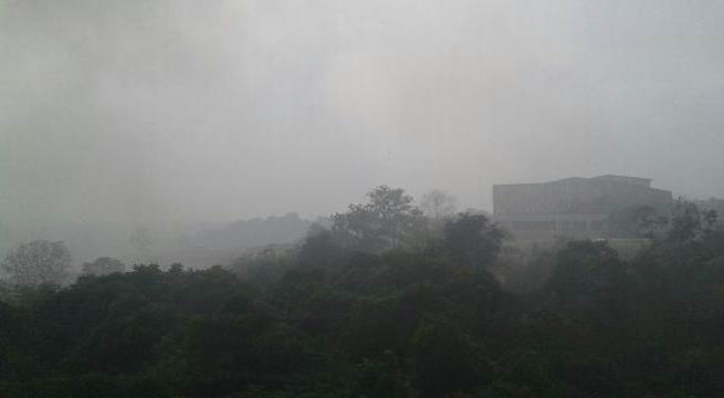 KABUT ASAP: View kabut asap dari Ringroad, Gedung Kesenian Balikpapan terlihat samar akibat kabut, Rabu (9/9/15) Foto: Budum