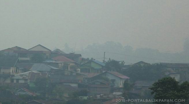 KIAN MENEBAL: Kabut asap di Balikpapan, Rabu (16/9/2015) pagi.