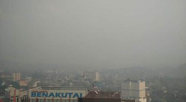 SEMAKIN PEKAT: Kondisi kabut asap di Balikpapan, Senin (19/10/2015) pagi. Foto: Denny Pedrosa