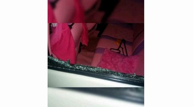 PECAH: Kaca mobil Toyota Vios pecah saat diparkir didepan Kampus STIE MADANI, Rabu (30/9/2015) malam