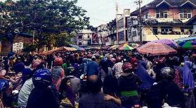 NYARIS TAK BERGERAK: Jalur kendaraan di depan Pasar Pandansari dipadati kendaraan R2 dan R4, (Foto: Budi Hartono)