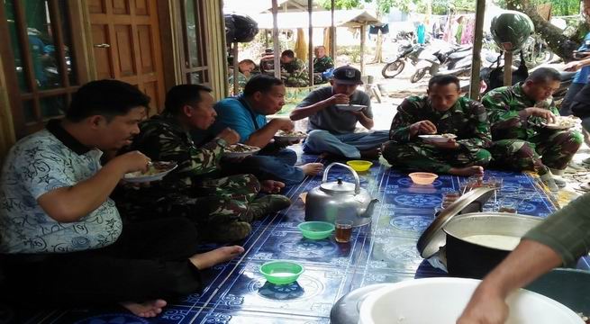 Personel TNI makan bersama dengan warga disela TMMD