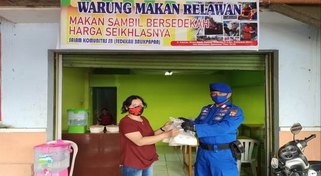 Ketua Relawan Garuda, Bripka Taufik Ismail, menyerahkan bantuan ke Warung Makan Relawan