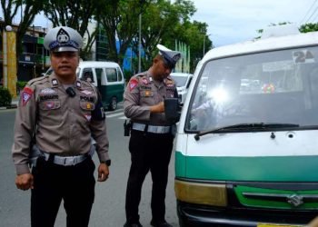 Petugas Dit Lantas Polda Kaltim memberi teguran tertulis terhadap pengendara, FOTO: Humas Polda Kaltim