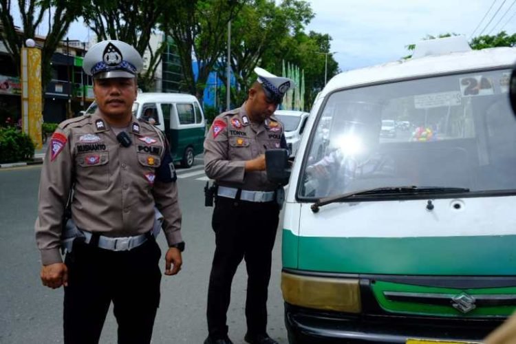 Petugas Dit Lantas Polda Kaltim memberi teguran tertulis terhadap pengendara, FOTO: Humas Polda Kaltim