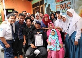 Iptu Rochmat Tri Marwoto bersama istri dan anak-anak asuhnya, Foto: Istimewa