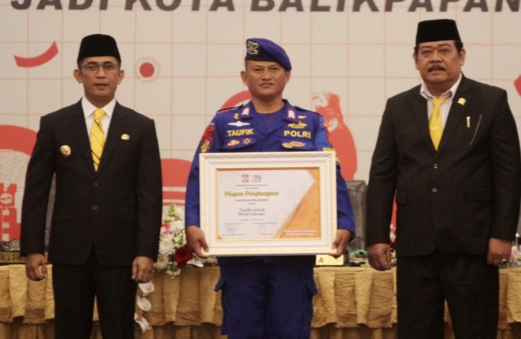 Bripka Taufik Terima Piagam Penghargaan Kategori Pelopor Bidang Lingkungan