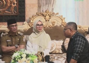 Wali Kota Rahmad Mas'ud bersama istri, Nurlena Rahmad Mas'ud menerima petugas Pantarlih di rumah jabatan Wali Kota Balikpapan, FOTO: web.balikpapan.go.id