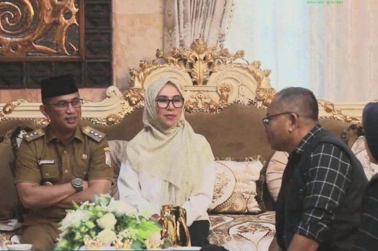 Wali Kota Rahmad Mas'ud bersama istri, Nurlena Rahmad Mas'ud menerima petugas Pantarlih di rumah jabatan Wali Kota Balikpapan, FOTO: web.balikpapan.go.id