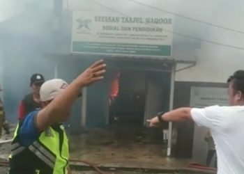 Proses pemadaman kebakaran di Yayasan Taajul Waqoor, Inpres 1
