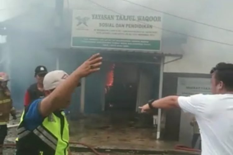 Proses pemadaman kebakaran di Yayasan Taajul Waqoor, Inpres 1