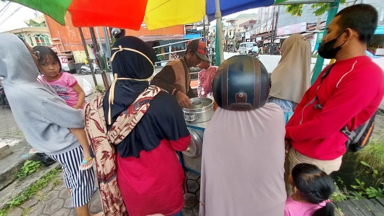 Pak Lek Sarju melayani pelanggan setianya di Simpang Karang Rejo, Balikpapan Tengah, FOTO: Redaksi