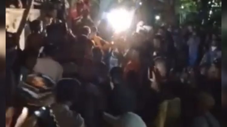 Proses evakuasi korban tenggelam di sungai di bawah jembatan dekat Manggar Sari, Balikpapan Timur, Foto: Istimewa