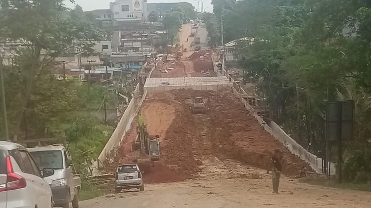 Proyek peninggian jalan dan drainase di Jalan MT Haryono depan Global Sport (FOTO: Rayner Hutabarat)