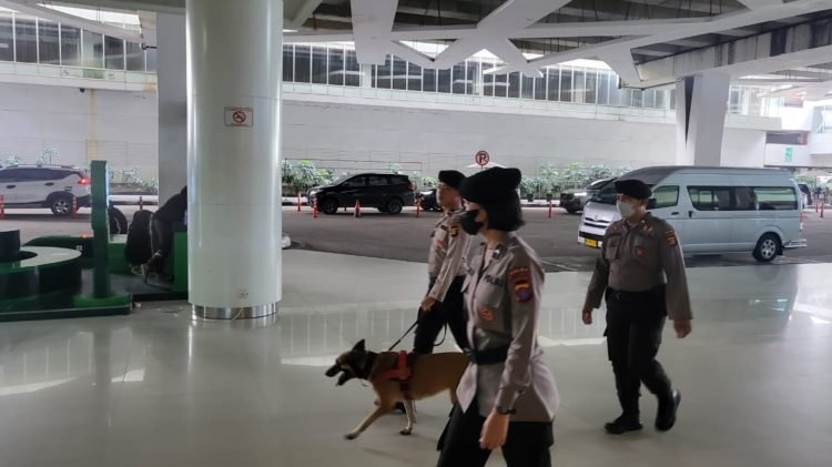 Personil Unit K-9 Ditsamapta Polda Kaltim lakukan patroli sterilisasi di Bandara SAMS/Sepinggan (Dok. Humas Polda Kaltim)