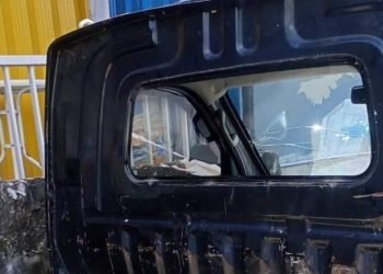 Kaca belakang pikap Gran Max milik korban dirusak untuk mengambil aki dan ecu (Dok. Yandi)