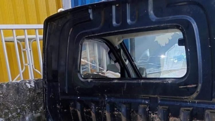 Kaca belakang pikap Gran Max milik korban dirusak untuk mengambil aki dan ecu (Dok. Yandi)