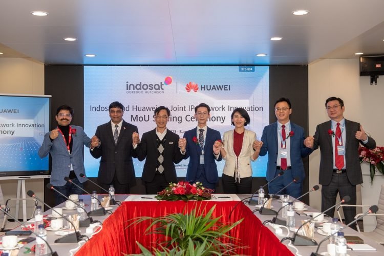 Indosat Ooredoo Hutchison (IOH) menandatangani Nota Kesepahaman (MoU) dengan penyedia solusi TIK global Huawei tentang inovasi bersama SRv6 di ajang Mobile World Congress (MWC) 2023 (Dok. Indosat Ooredoo)