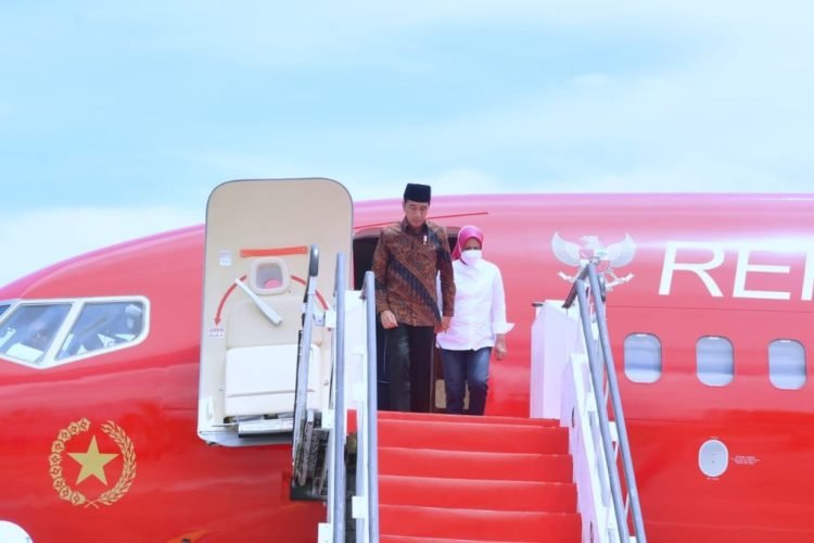 Presiden Joko Widodo mendarat di Bandara Sultan Aji Muhammad Sulaiman Sepinggan. (FOTO: Dokumen