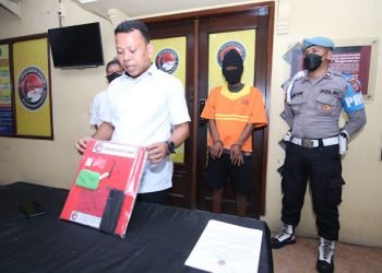 Tersangka berinisial ML diamankan beserta barang bukti sabu, FOTO: Polisi Balikpapan (dot) com