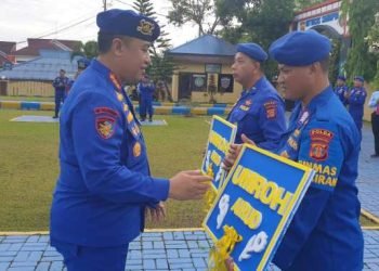 Pemberian reward kepada dua personil Polairud Polda Kaltim, Foto: Humas Polda Kaltim