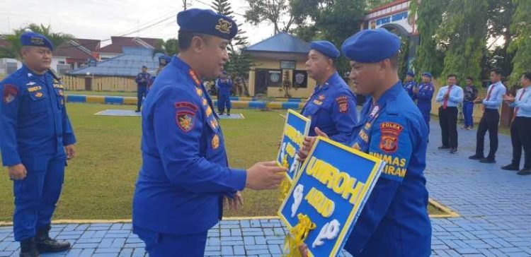 Pemberian reward kepada dua personil Polairud Polda Kaltim, Foto: Humas Polda Kaltim