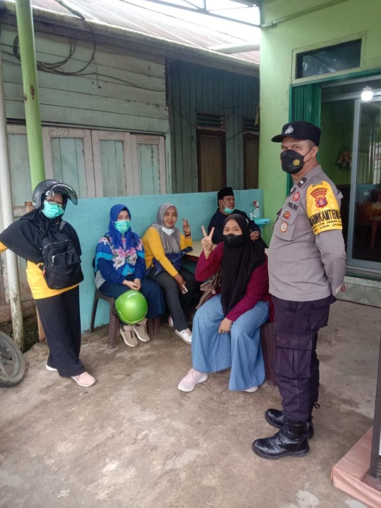 IMBAUAN: Bhabinkamtibmas Loa Janan, Aipda Suwarno memberi imbauan kepada warga (FOTO: Humas Polda)