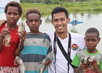 Bripka Ibrahim bersama bocah-bocah Papua. (Ist)