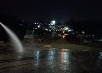 Jalan MT Haryono Balikpapan, dibersihkan dari sisa material proyek DAS Ampal, Rabu 29 Maret 2023 malam. (PB)