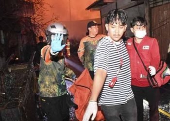 Petugas mengevakuasi jenazah korban kebakaran Depo Pertamina Plumpang (Foto: Antara)