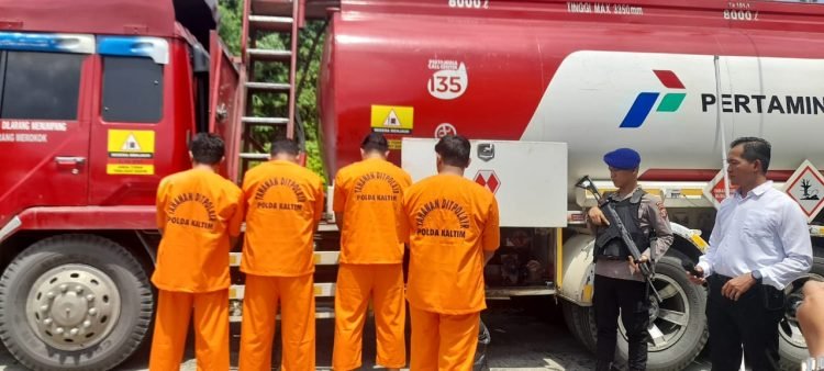 Press release Polda Kaltim tindak pidana migas di atas fery (FOTO: mhd/pb)