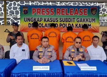 Press release Polda Kaltim tindak pidana migas di atas fery (FOTO: mhd/pb)