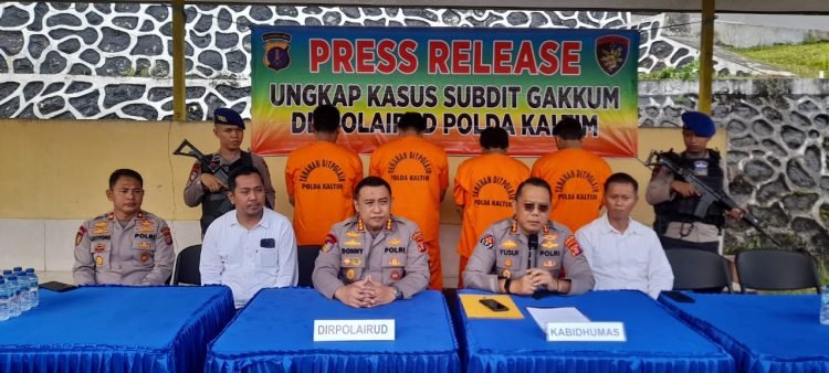 Press release Polda Kaltim tindak pidana migas di atas fery (FOTO: mhd/pb)