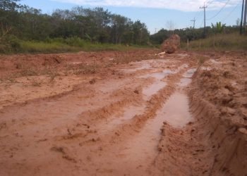 Kondisi jalan tanah lempung sulit dilewati kendaraan terutama saat hujan (FOTO: MHD/PB)