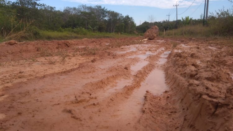 Kondisi jalan tanah lempung sulit dilewati kendaraan terutama saat hujan (FOTO: MHD/PB)