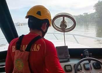 Penyisiran dan pencarian korban loncat dari kapal (doc. Kantor SAR Balikpapan)