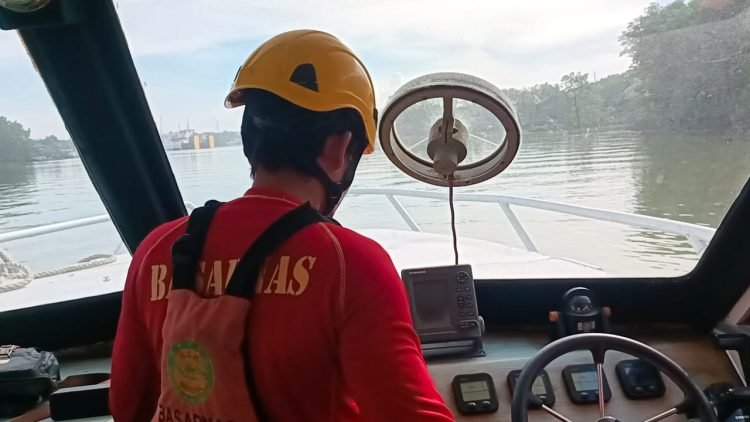Penyisiran dan pencarian korban loncat dari kapal (doc. Kantor SAR Balikpapan)