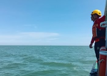 Personil Basarnas lakukan pencarian korban  yang dikabarkan loncat dari kapal di perairan selat Makassar. (doc. Basarnas)