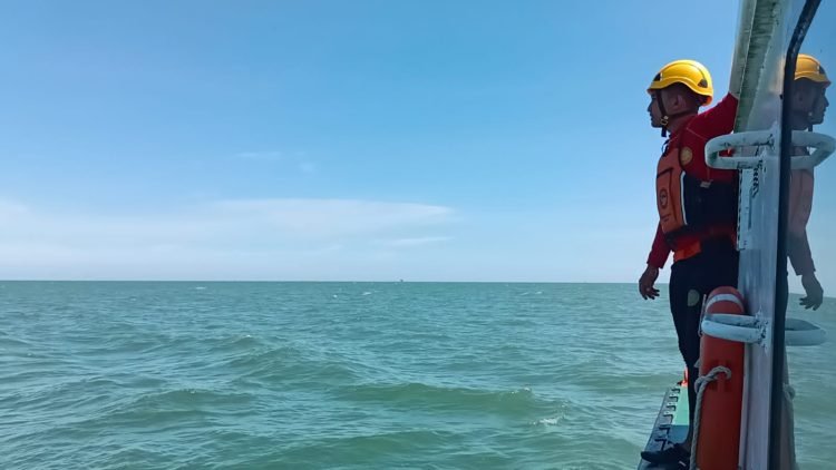 Personil Basarnas lakukan pencarian korban  yang dikabarkan loncat dari kapal di perairan selat Makassar. (doc. Basarnas)