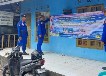 Personil Dipolairud Polda Kaltim memasang spanduk imbauan keselamatan di laut (Doc. Istimewa)