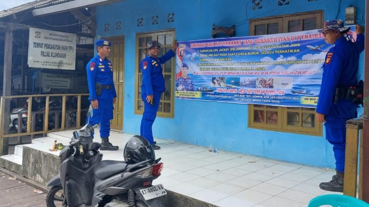 Personil Dipolairud Polda Kaltim memasang spanduk imbauan keselamatan di laut (Doc. Istimewa)