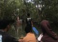 Wisata susur hutan mangrove naik rakit (FOTO: Istimewa)